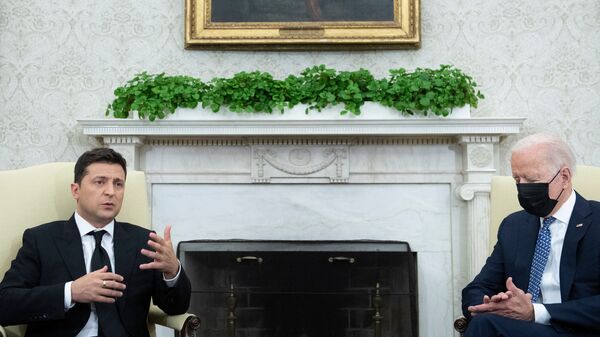 الرئيس الأمريكي جو بايدن، والرئيس الأوكراني فلاديمير زيلينسكي - سبوتنيك عربي