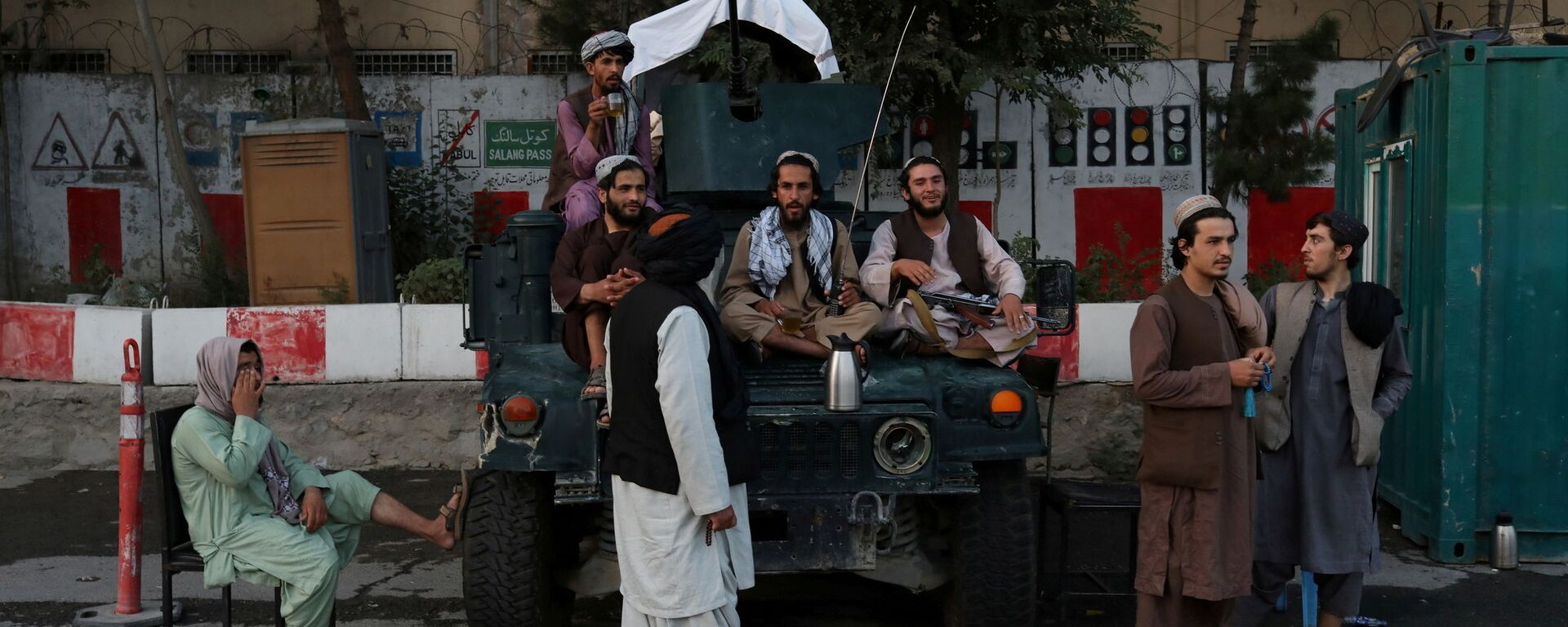 عناصر حركة طالبان يسيطرون على الساحة الرئيسية في مدينة كابول، أفغانستان 1 سبتمبر 2021 - سبوتنيك عربي, 1920, 02.09.2021