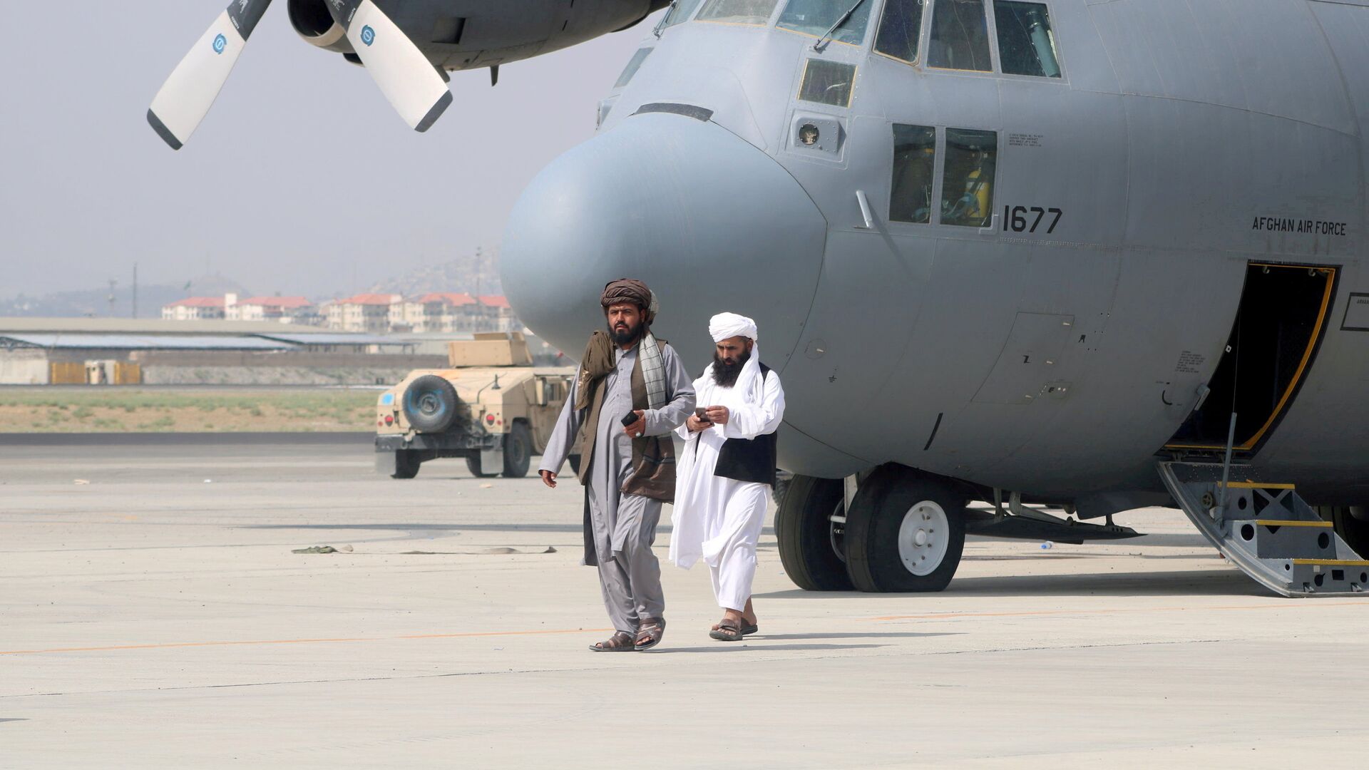عناصر حركة طالبان يتجولون في مطار حامد كرزاي الدولي في كابول، أفغانستان 31 أغسطس 2021 - سبوتنيك عربي, 1920, 13.09.2021