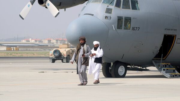 عناصر حركة طالبان يتجولون في مطار حامد كرزاي الدولي في كابول، أفغانستان 31 أغسطس 2021 - سبوتنيك عربي