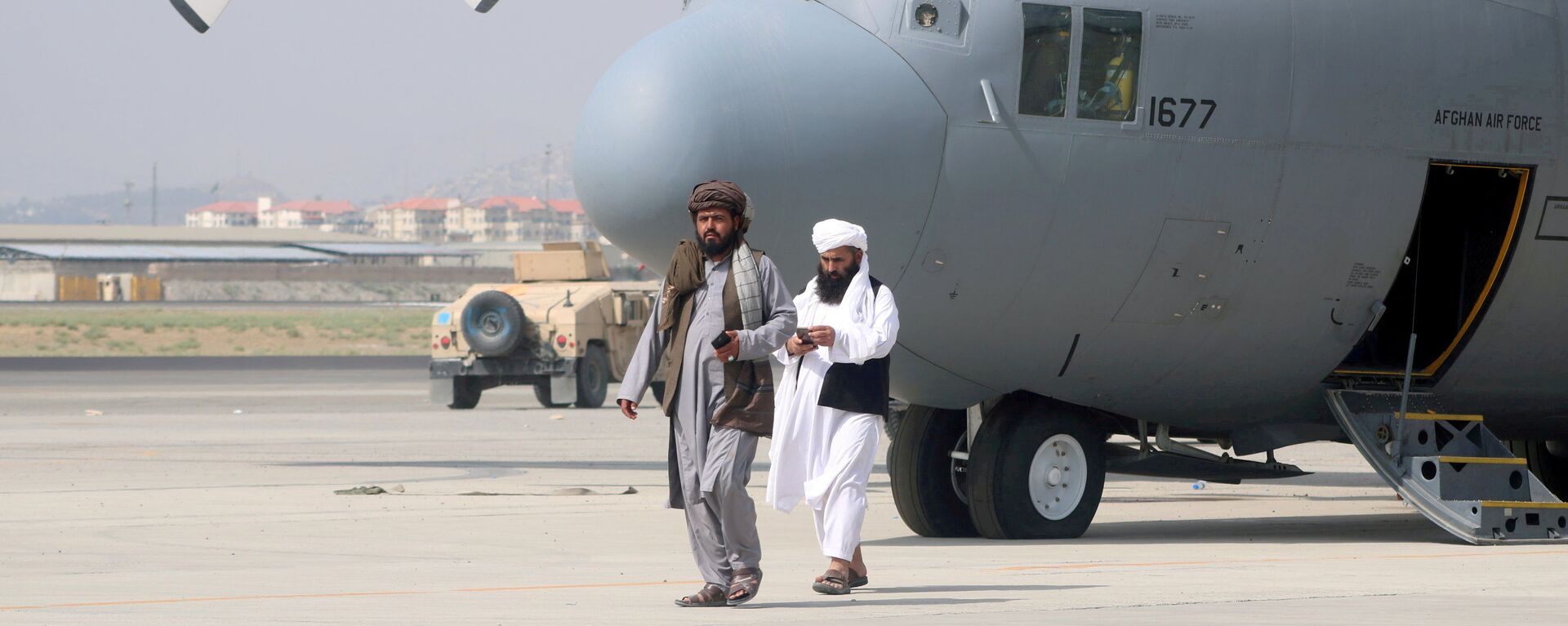 عناصر حركة طالبان يتجولون في مطار حامد كرزاي الدولي في كابول، أفغانستان 31 أغسطس 2021 - سبوتنيك عربي, 1920, 03.09.2021