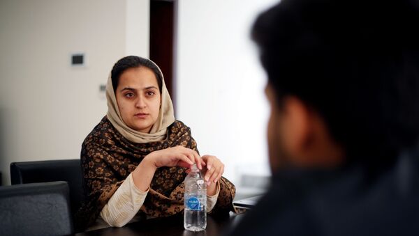 مذيعة الأخبار الأفغانية، بهشتا أرغاند، تتحدث إلى شقيقها في مجمع سكني مؤقت في العاصمة القطرية الدوحة، 1 سبتمبر/ أيلول 2021 - سبوتنيك عربي