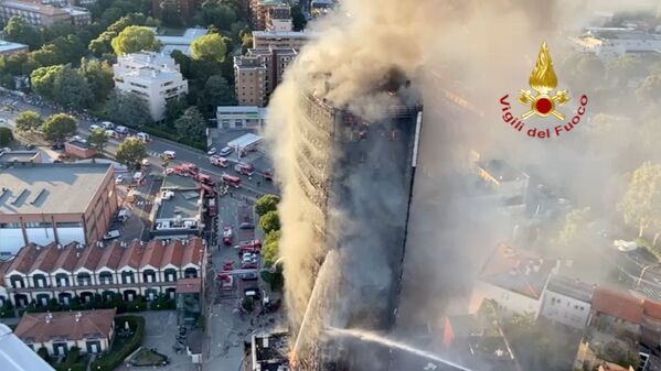 اندلاع حريق كبير في مبنى سكني في ميلانو، إيطاليا، 29 أغسطس 2021 - سبوتنيك عربي