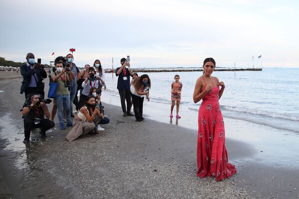 الممثلة سيرينا روسي، التي ستستضيف حفل افتتاح الدورة الـ78 من مهرجان البندقية السينمائي الدولي، تقف خلال جلسة تصوير على الشاطئ في البندقية، إيطاليا، 31 أغسطس 2021 - سبوتنيك عربي