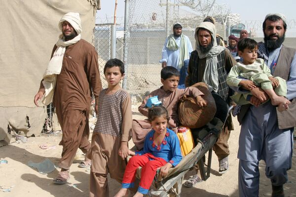 عائلة من أفغانستان تصل مع متعلقاتها عند نقطة عبور بوابة الصداقة في بلدة شامان الحدودية الباكستانية الأفغانية، باكستان، 27 أغسطس 2021 - سبوتنيك عربي