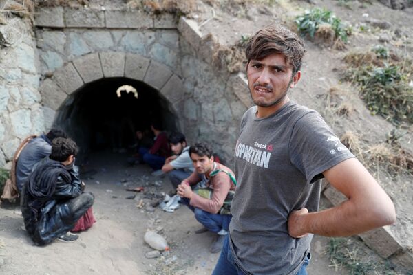 مهاجرون أفغان يختبئون من قوات الأمن في نفق تحت سكة القطار بعد عبورهم بشكل غير قانوني إلى تركيا من إيران، بالقرب من تاتفان في مقاطعة بيتليس، تركيا 23 أغسطس 2021 - سبوتنيك عربي
