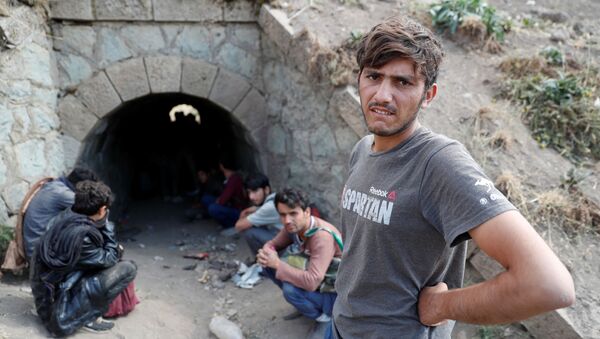 مهاجرون أفغان يختبئون من قوات الأمن في نفق تحت سكة القطار بعد عبورهم بشكل غير قانوني إلى تركيا من إيران، بالقرب من تاتفان في مقاطعة بيتليس، تركيا 23 أغسطس 2021 - سبوتنيك عربي