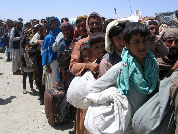 الناس يقفون في طابور انتظار للعبور إلى أفغانستان، عند نقطة عبور بوابة الصداقة في بلدة شامان الحدودية الباكستانية الأفغانية، باكستان، 13 أغسطس 2021 - سبوتنيك عربي