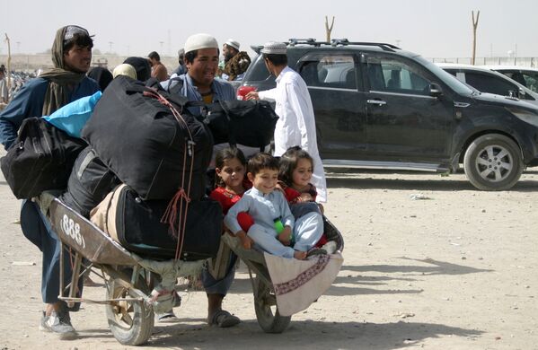 عائلة أفغانية تصل مع متعلقاتها عند نقطة عبور بوابة الصداقة في بلدة شامان الحدودية الباكستانية الأفغانية، باكستان، 27 أغسطس 2021 - سبوتنيك عربي