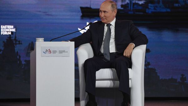 الرئيس الروسي فلاديمير بوتين خلال مشاركته في المنتدى الاقتصادي الشرقي - سبوتنيك عربي
