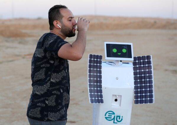 تم تصوير روبوت إلو (ELU)، وهو روبوت يتم التحكم فيه عن بعد يمكنه استخراج الماء من الهواء، اخترعه المصري محمود الكومي، مهندس ميكانيك إلكترونيات، يبلغ من العمر 27 عامًا، في صحراء برج العرب، الإسكندرية، مصر، 1 سبتمبر 2021
 - سبوتنيك عربي