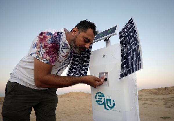 تم تصوير روبوت إلو (ELU)، وهو روبوت يتم التحكم فيه عن بعد يمكنه استخراج الماء من الهواء، اخترعه المصري محمود الكومي، مهندس ميكانيك إلكترونيات، يبلغ من العمر 27 عامًا، في صحراء برج العرب، الإسكندرية، مصر، 1 سبتمبر 2021
 - سبوتنيك عربي