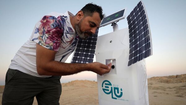 تم تصوير روبوت إلو (ELU)، وهو روبوت يتم التحكم فيه عن بعد يمكنه استخراج الماء من الهواء، اخترعه المصري محمود الكومي، مهندس ميكانيك إلكترونيات، يبلغ من العمر 27 عامًا، في صحراء برج العرب، الإسكندرية، مصر، 1 سبتمبر 2021 - سبوتنيك عربي