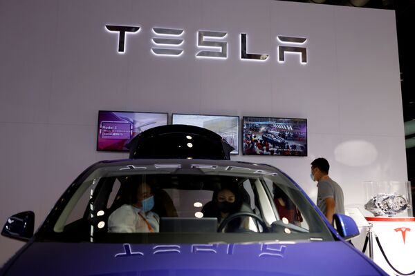 زوار يختبرون سيارة تسلا Tesla Model Y electric vehicle (EV)  في المهرجان الاقتصادي الصيني الدولي CIFTIS 2021 في بكين، الصين 4 سبتمبر 2021 - سبوتنيك عربي