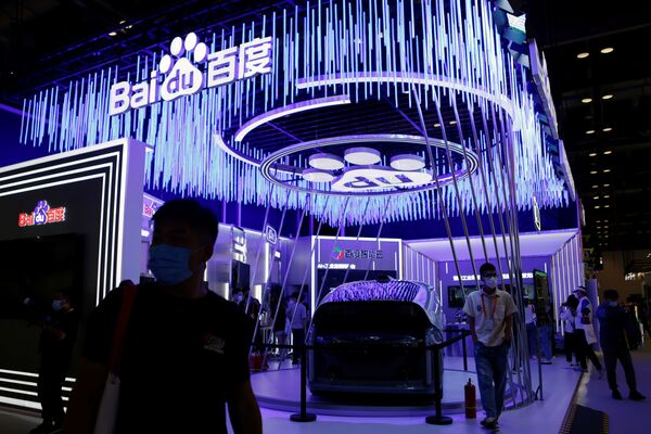 زوار يسيرون بجوار سيارة Apollo في المهرجان الاقتصادي الصيني الدولي CIFTIS 2021 في بكين، الصين 4 سبتمبر 2021 - سبوتنيك عربي
