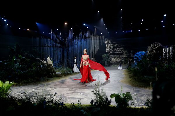 عرض أزياء مجموعة ربيع/ صيف عام 2022 للمصمم الصيني Xiong Ying في إطار عرض أسبوع الموضة في بكين، الصين 3 سبتمبر 2021 - سبوتنيك عربي