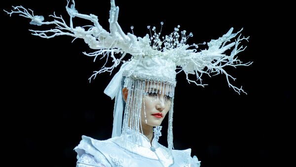 عرض أزياء مجموعة ربيع/ صيف عام 2022 للمصمم الصيني Jingyi  في إطار عرض أسبوع الموضة في بكين، الصين 5 سبتمبر 2021 - سبوتنيك عربي