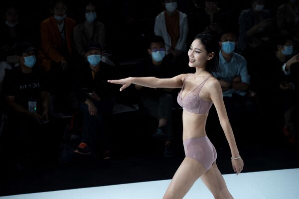 عرض أزياء مجموعة ربيع/ صيف عام 2022 للمصمم الصيني Xiao Li في إطار عرض أسبوع الموضة في بكين، الصين 6 سبتمبر 2021 - سبوتنيك عربي