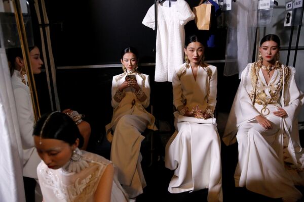 عرض أزياء مجموعة ربيع/ صيف عام 2022 للمصمم الصيني Xiong Ying في إطار عرض أسبوع الموضة في بكين، الصين 3 سبتمبر 2021 - سبوتنيك عربي
