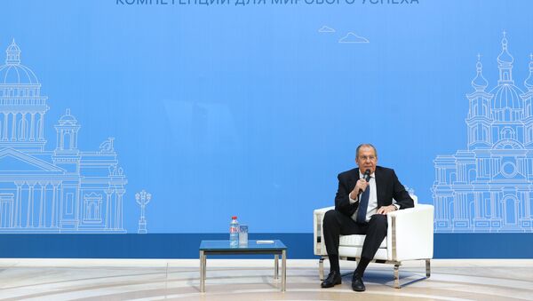 وزير الخارجية الروسي سيرغي لافروف أثناء رحلة عمل إلى مدينة سان بطرسبورغ، روسيا 6 سبتمبر 2021 - سبوتنيك عربي