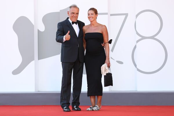 مدير مهرجان البندقية السينمائي في دورته الـ 78، ألبيرتو باربيرا وزوجته جوليا روزمارين، فينيسيا (البندقية) إيطاليا 6 سبتمبر 2021 - سبوتنيك عربي