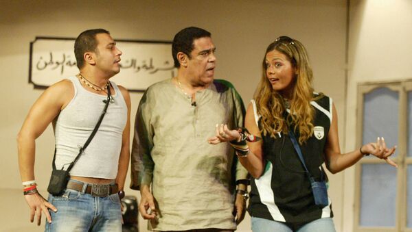 الفنان المصري، سامي العدل، يتوسط الفنانة إيمي والفنان محمد نجاتي في أحد الأعمال المسرحية - سبوتنيك عربي