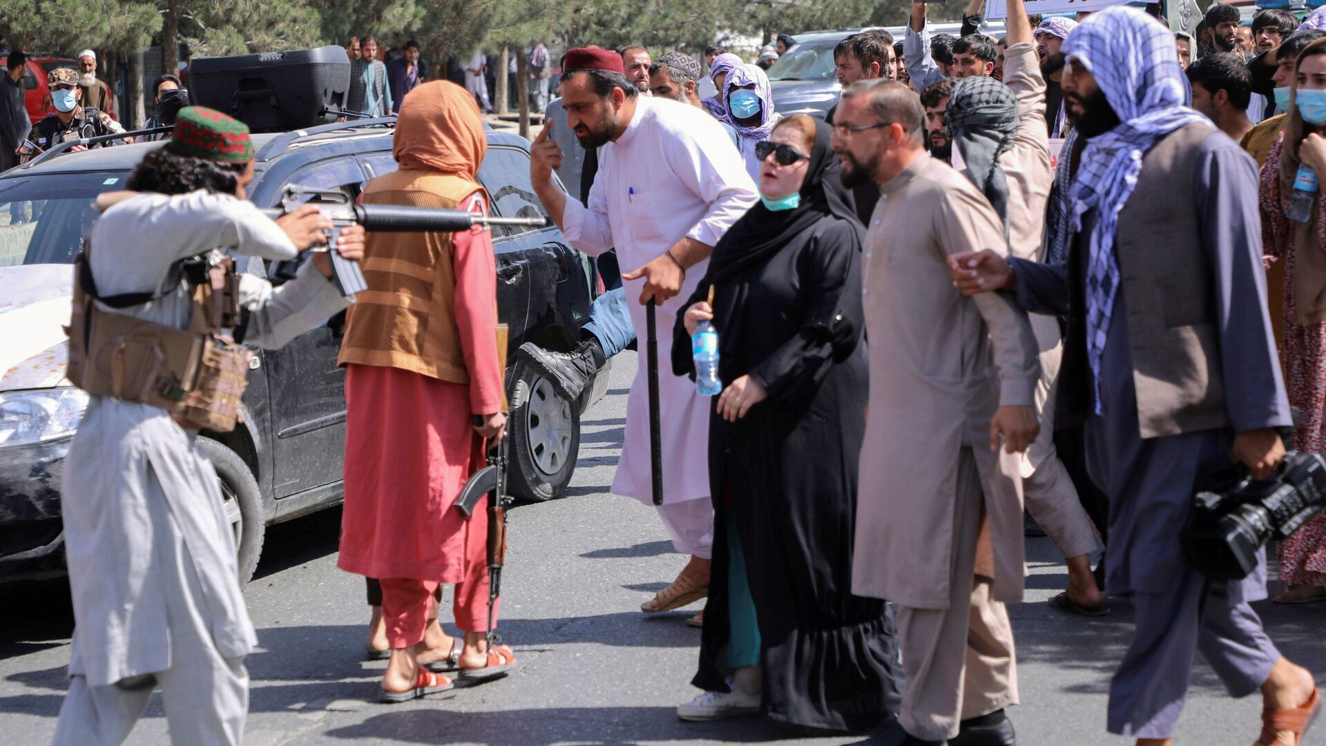 عناصر من حركة طالبان تخرج إلى شوارع كابول لفض المظاهرات المناهضة لها، أفغانستان 7 سبتمبر 2021 - سبوتنيك عربي, 1920, 13.10.2021