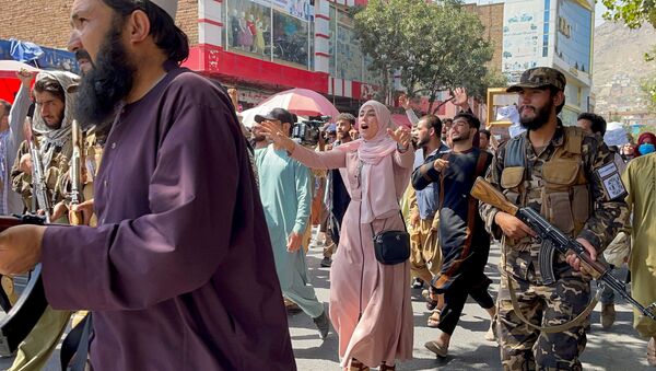 عناصر من حركة طالبان تخرج إلى شوارع كابول لفض المظاهرات المناهضة لها، أفغانستان 7 سبتمبر 2021 - سبوتنيك عربي