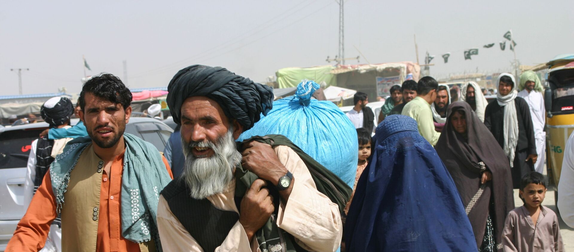 لاجئون أفغانيون يعبرون الحدود إلى باكستان، أفغانستان 7 سبتمبر 2021 - سبوتنيك عربي, 1920, 13.09.2021