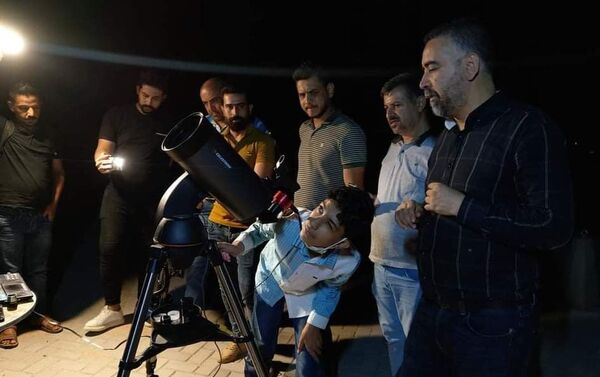 الطفل العراقي إبراهيم آل ديبس يوثق الأحداث الفلكية في سماء بغداد، العراق 8 سبتمبر 2021 - سبوتنيك عربي