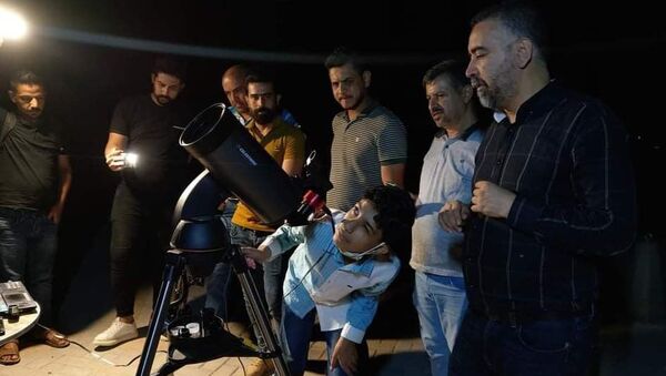 الطفل العراقي إبراهيم آل ديبس يوثق الأحداث الفلكية في سماء بغداد، العراق 8 سبتمبر 2021 - سبوتنيك عربي