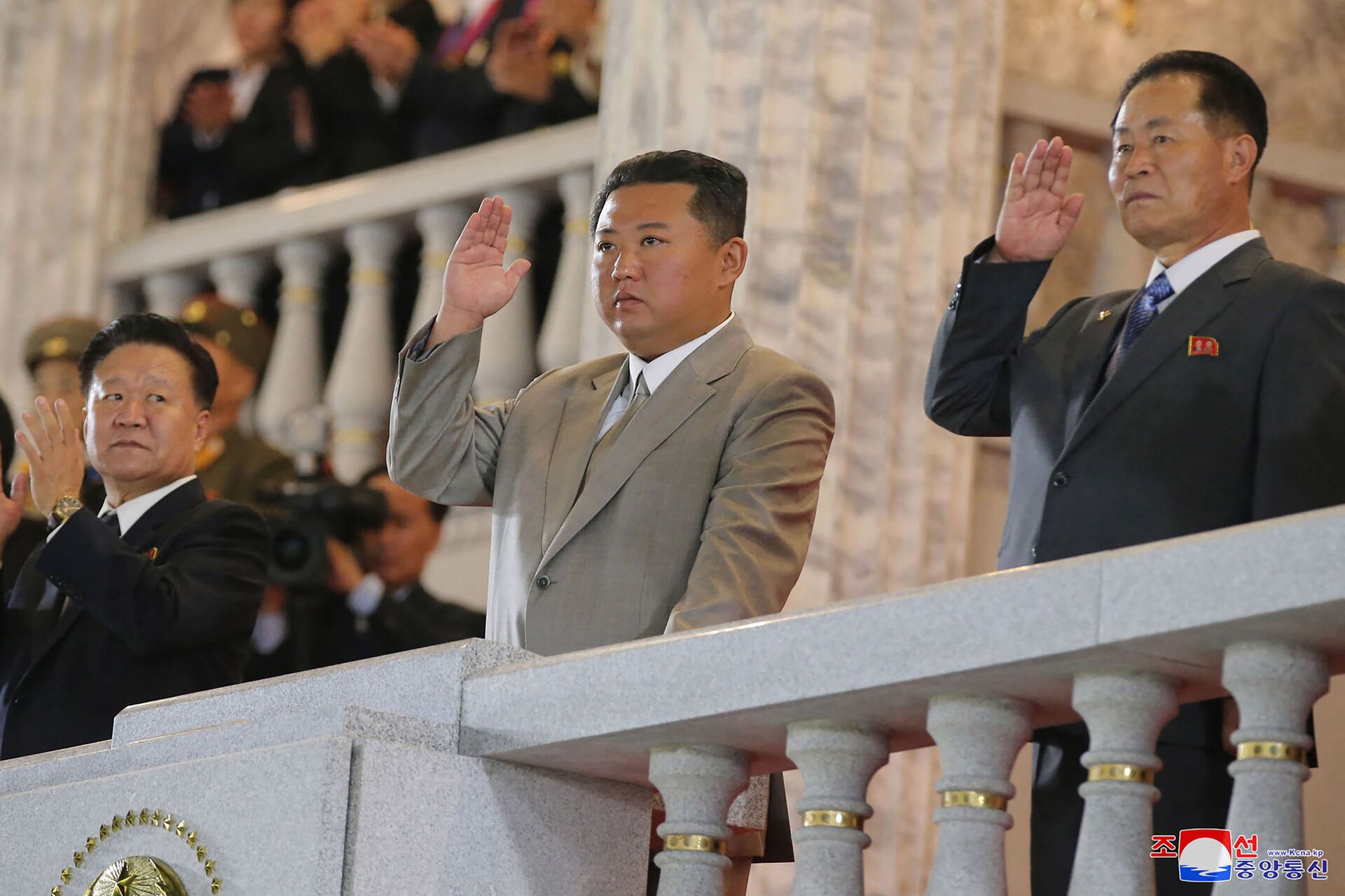 زعيم كوريا الشمالية كيم جونغ أون يشهد عرضا عسكريا بمناسبة ذكرى تأسيس الجمهورية - سبوتنيك عربي, 1920, 23.11.2021