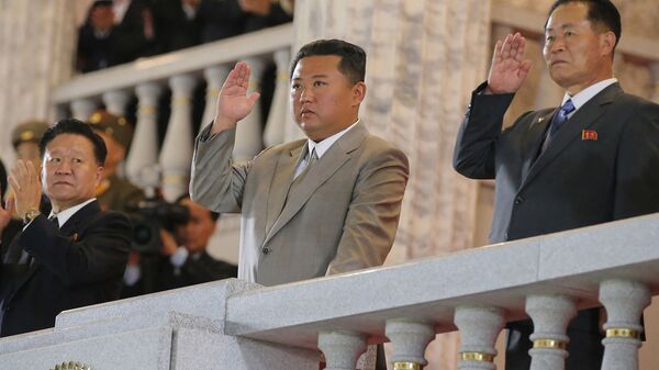 زعيم كوريا الشمالية كيم جونغ أون يشهد عرضا عسكريا بمناسبة ذكرى تأسيس الجمهورية - سبوتنيك عربي