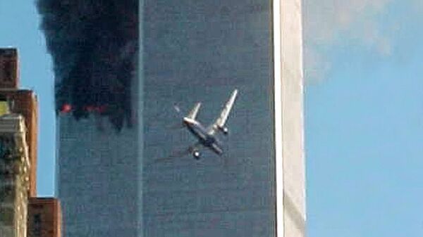 لحظة اصطدام طائرة بأحد برجي التوأم المركز التجاري في مدينة نيويورك، الولايات المتحدة الأمريكية 11 سبتمبر 2021 - سبوتنيك عربي