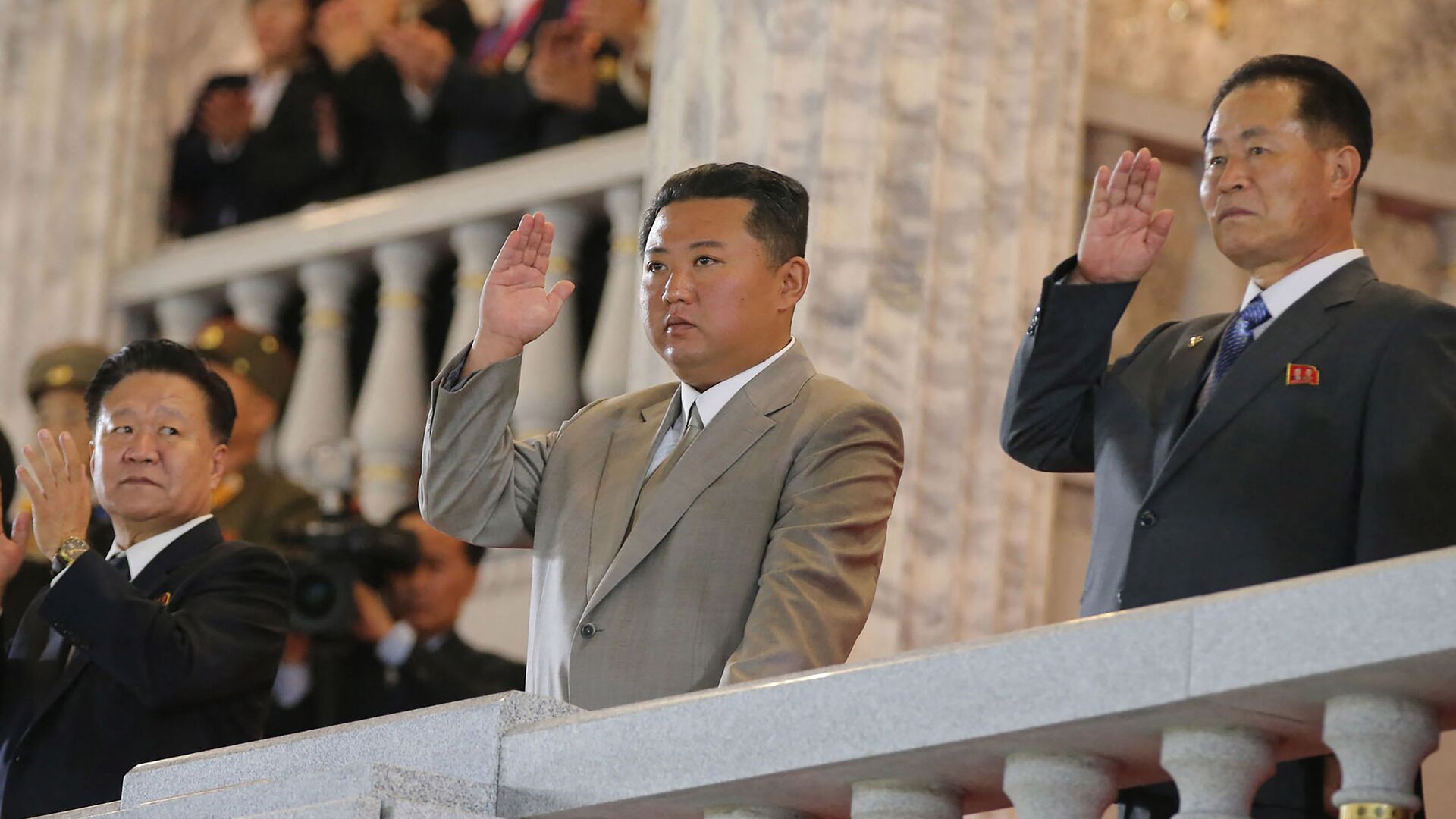  صورة نشرتها وكالة الأنباء المركزية الكورية الرسمية، وتظهر الزعيم الكوري الشمالي كيم جونغ أون يشارك في عرض عسكري للاحتفال بالذكرى الـ 73 لتأسيسها في بيونغ يانغ، 9 سبتمبر/ أيلول 2021 - سبوتنيك عربي, 1920, 13.10.2021