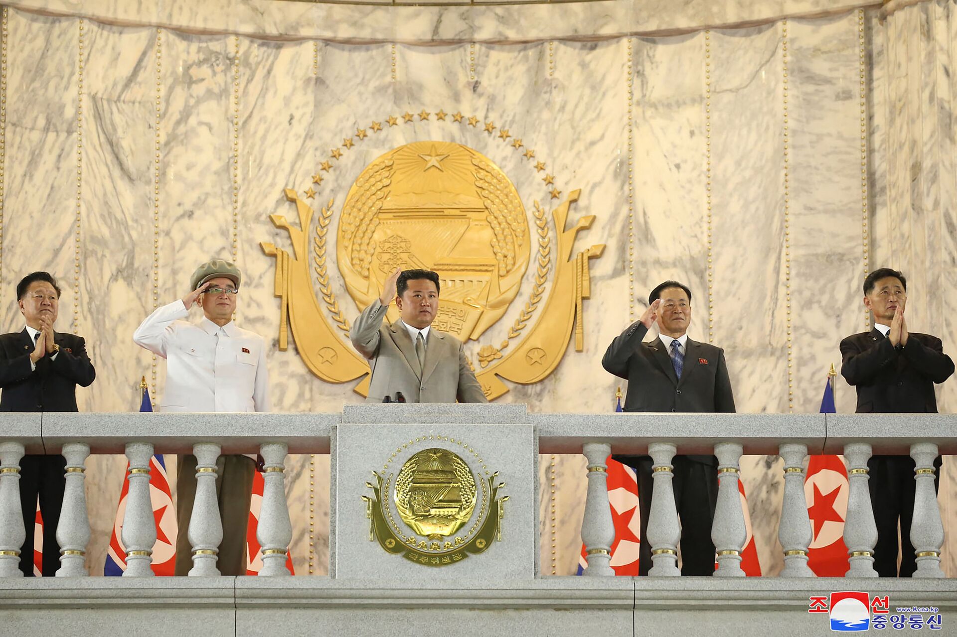  صورة نشرتها وكالة الأنباء المركزية الكورية الرسمية، وتظهر الزعيم الكوري الشمالي كيم جونغ أون يشارك في عرض عسكري للاحتفال بالذكرى الـ 73 لتأسيسها في بيونغ يانغ، 9 سبتمبر/ أيلول 2021 - سبوتنيك عربي, 1920, 23.11.2021
