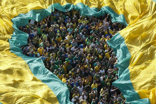 البرازليون يشاركون في مظاهرة لدعم الرئيس البرازيلي جايير بولسونارو في ساو باولو، البرازيل 7 سبتمبر 2021، الذي يوافق يوم استقلال البرازيل.

في مواجهة أرقام استطلاعات الرأي المنخفضة القياسية، وضعف الاقتصاد والقضاء الذي يقول إنه مناهض له، دعا الرئيس البرازيلي  جايير بولسونارو إلى مسيرات ضخمة في يوم الاستقلال البرازيلي ، في محاولة لإشعال فتيل قاعدته اليمينية المتطرفة.
 - سبوتنيك عربي