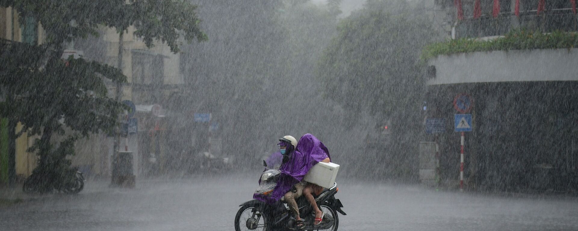 سائقي السيارات يركبون دراجة وسط هطول أمطار غزيرة في هانوي، فيتنام 8 سبتمبر 2021 - سبوتنيك عربي, 1920, 24.10.2021