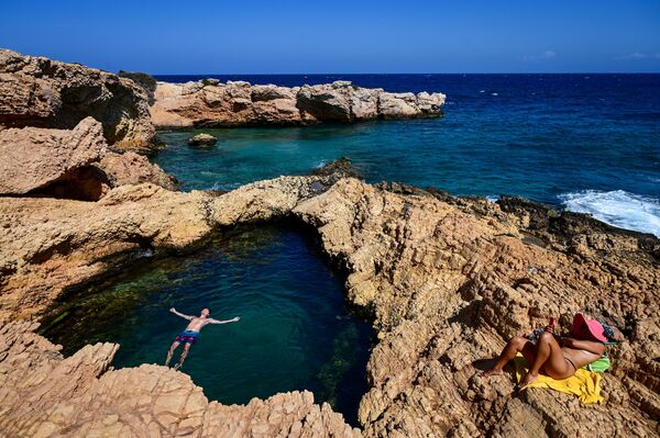 أشخاص يستمتعون بالبحر في جزيرة كوفونيسي الصغيرة في بحر إيجة في سيكلادس، 6 سبتمبر 2021 - سبوتنيك عربي
