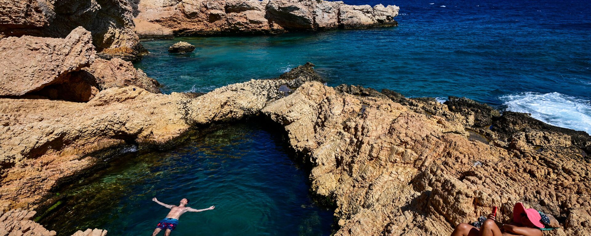 أشخاص يستمتعون بالبحر في جزيرة كوفونيسي الصغيرة في بحر إيجة في سيكلادس، 6 سبتمبر 2021 - سبوتنيك عربي, 1920, 04.06.2022