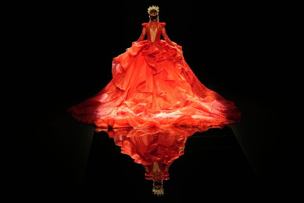نموذج يعرض ثوبًا من مجموعة أزياء William Zhang للمصمم هونغوي جانغ (Hongwei Zhang) خلال أسبوع الموضة الصيني الذي أقيم في بكين، الصين، 8 سبتمبر 2021 - سبوتنيك عربي
