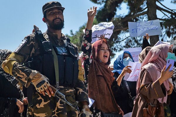 نساء أفغانيات يرددن شعارات بجانب أحد مسلحي حركة طالبان خلال مظاهرة مناهضة لباكستان بالقرب من السفارة الباكستانية في كابول، أفغانستان 7 سبتمبر 2021

أطلقت حركة طالبان طلقات في الهواء لتفريق الحشود التي تجمعت في مسيرة مناهضة لباكستان في العاصمة، في أحدث احتجاج منذ وصول الحركة الإسلامية المتشددة إلى شهر أغسطس الشهر الماضي. - سبوتنيك عربي