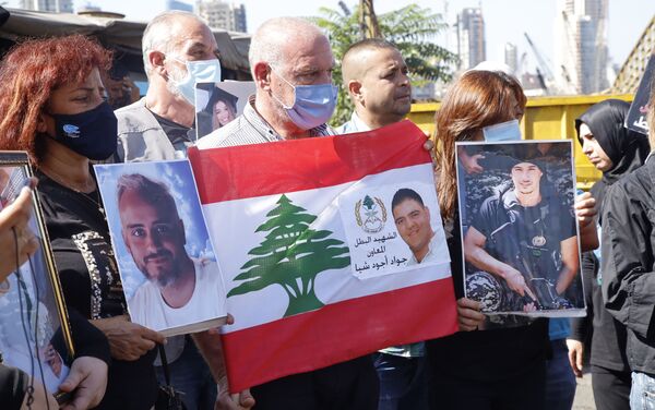 أهالي ضحايا مرفأ بيروت يغلقون مدخل البوابة رقم 9 من المرفأ، لبنان 13 سبتمبر 2021 - سبوتنيك عربي