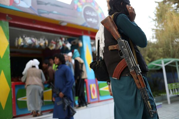 مسلح من طالبان  يقف في أحد المتنزهات الترفيهية في مدينة كابول، أفغانستان، 8 سبتمبر 2021 - سبوتنيك عربي