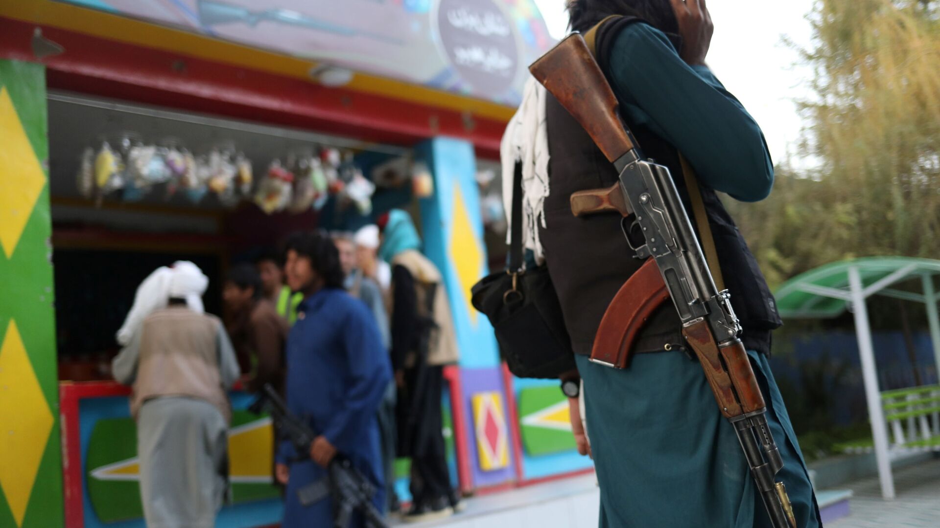مسلح من طالبان  يقف في أحد المتنزهات الترفيهية في مدينة كابول، أفغانستان، 8 سبتمبر 2021 - سبوتنيك عربي, 1920, 30.09.2021