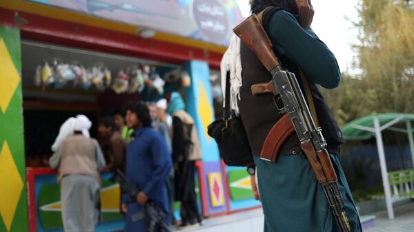 مسلح من طالبان  يقف في أحد المتنزهات الترفيهية في مدينة كابول، أفغانستان، 8 سبتمبر 2021 - سبوتنيك عربي