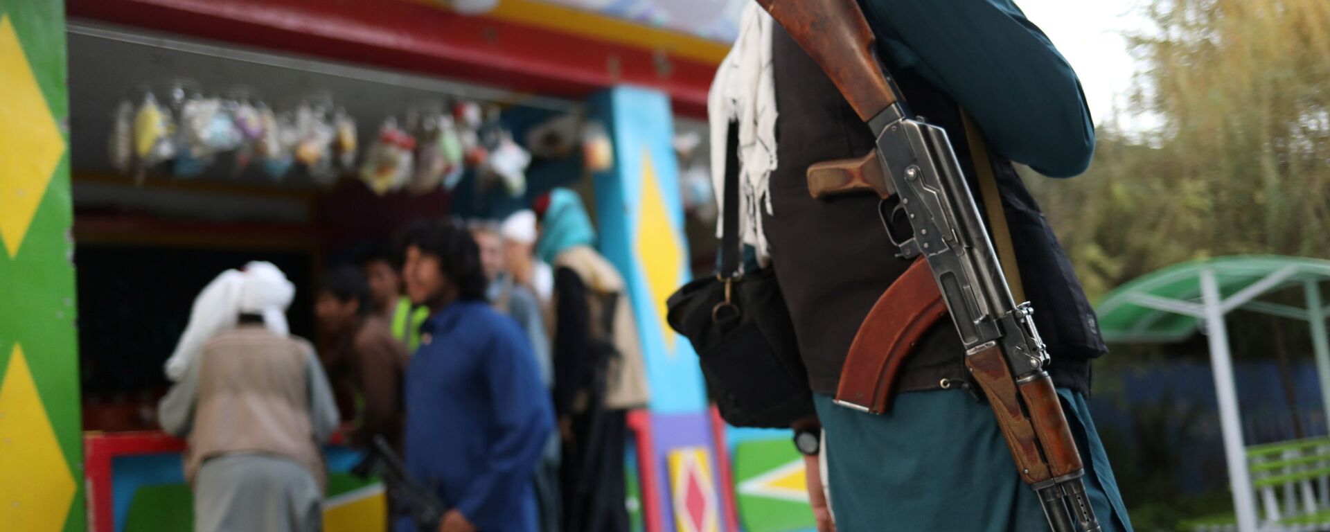 مسلح من طالبان  يقف في أحد المتنزهات الترفيهية في مدينة كابول، أفغانستان، 8 سبتمبر 2021 - سبوتنيك عربي, 1920, 02.10.2021