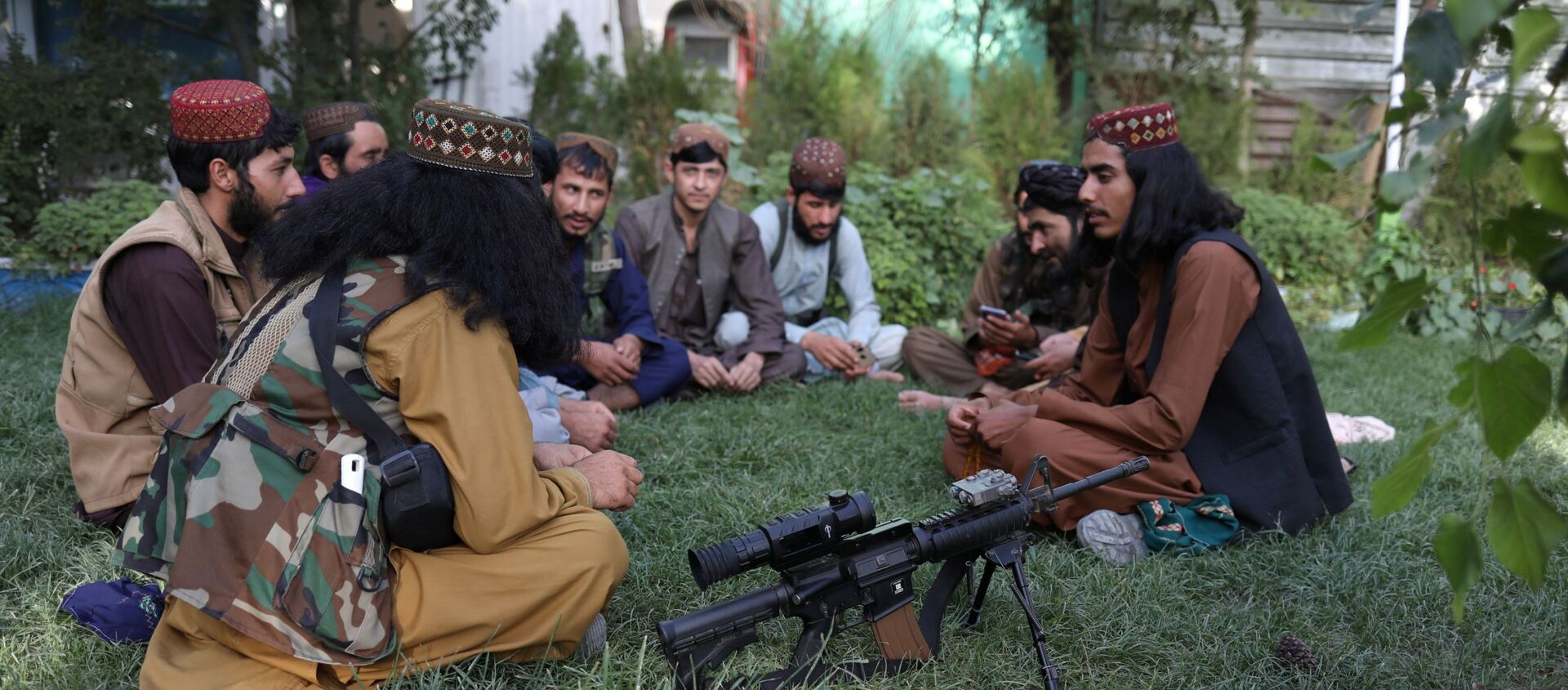 مسلحون من طالبان يجلسون على العشب في أحد المتنزهات الترفيهية في مدينة كابول، أفغانستان، 13 سبتمبر 2021 - سبوتنيك عربي, 1920, 24.09.2021