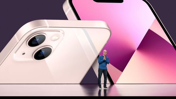 المدير العام لشركة آبل تيم كوك يكشف الستار عن أيفون 13 الجديد ونسخ مطورة من أيباد في أبل بارك في كوبيرتينو، كاليفورنيا، 14 سبتمبر 2021 - سبوتنيك عربي