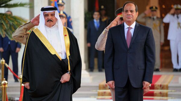 الرئيس المصري، عبد الفتاح السيسي، مع العاهل البحريني الملك حمد بن عيسى آل خليفة - سبوتنيك عربي